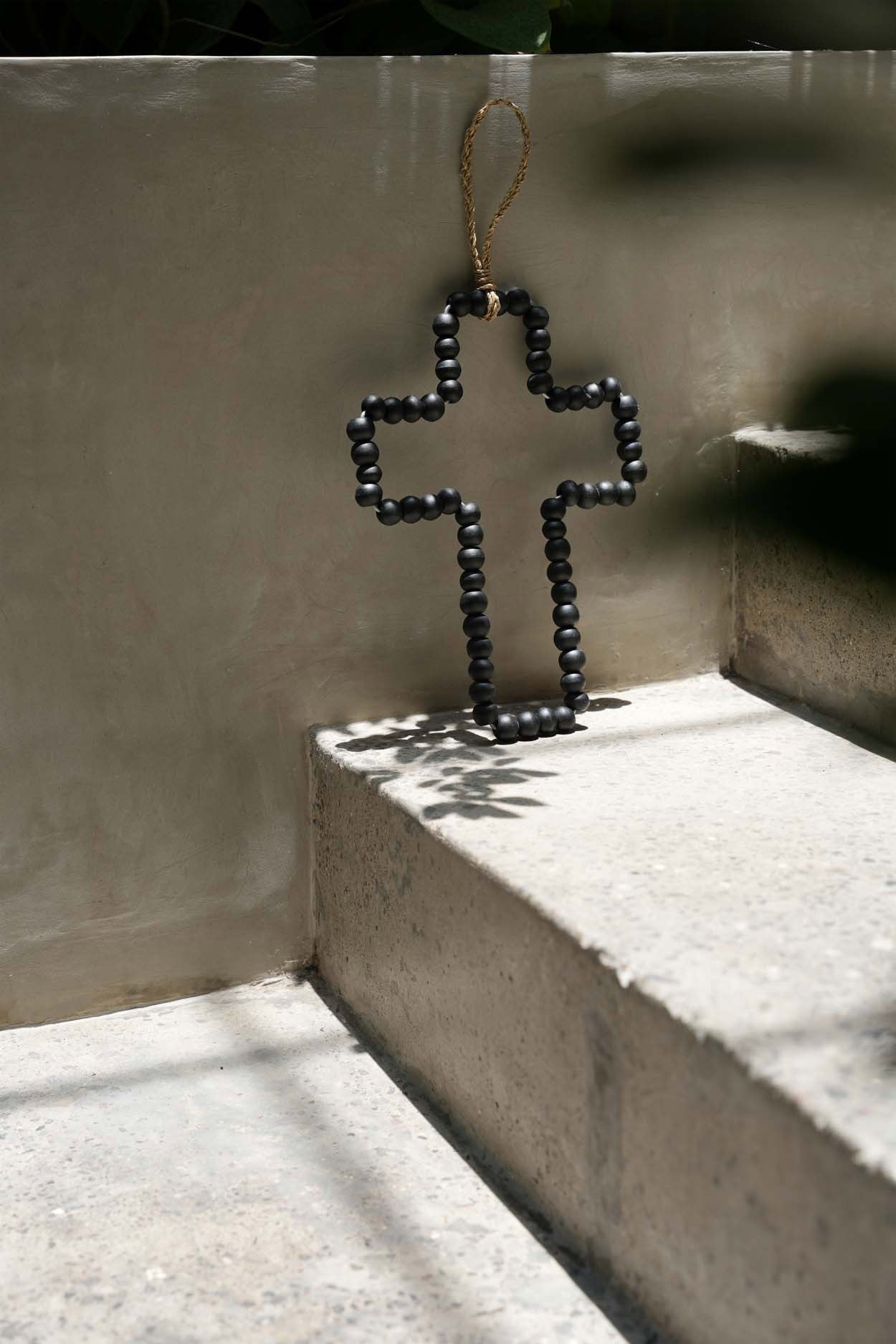 Das hölzerne Kreuz als hängende Dekoration - Schwarz