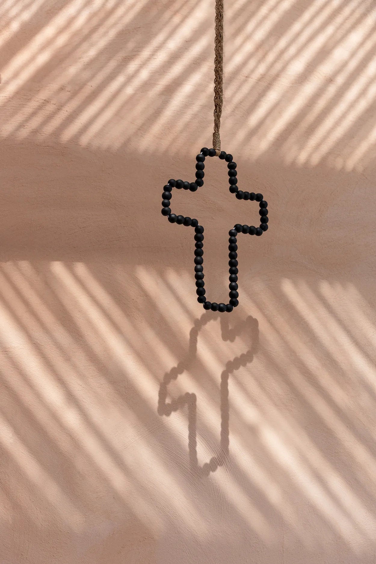 Das hölzerne Kreuz als hängende Dekoration - Schwarz