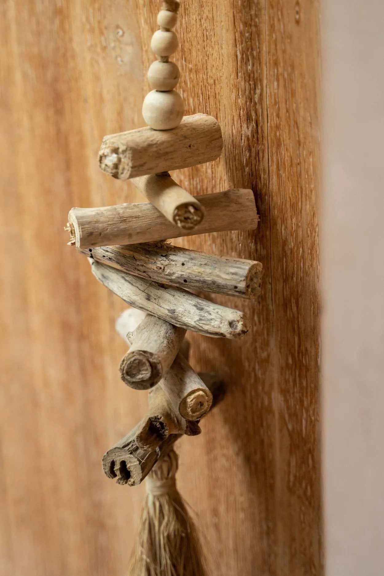 Die hängende Dekoration aus Raffia-Treibholz