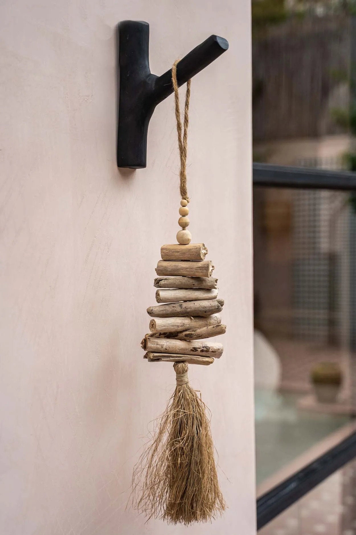 Die hängende Dekoration aus Raffia-Treibholz