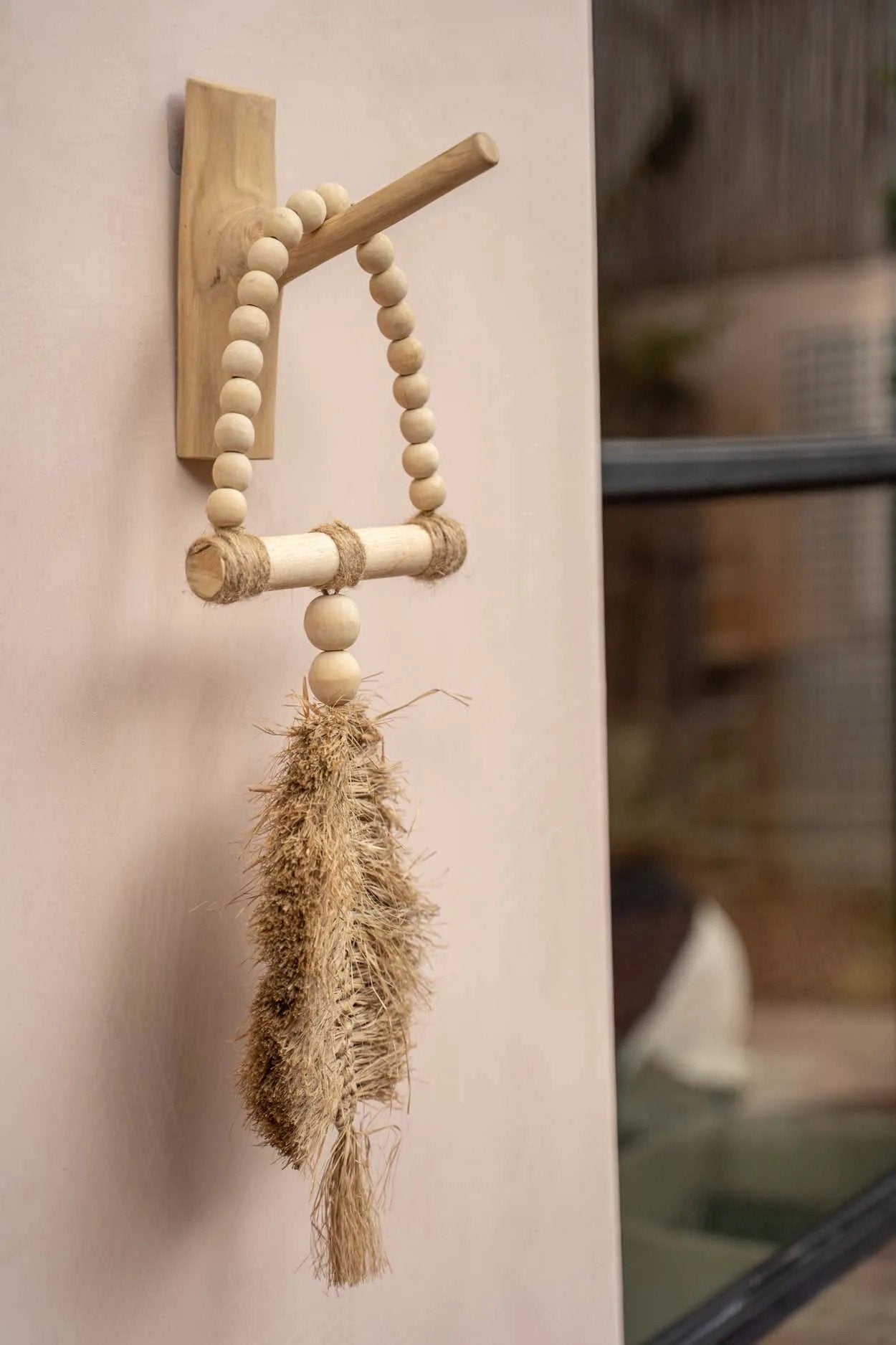 Das Raffia-Dreieck als hängende Dekoration