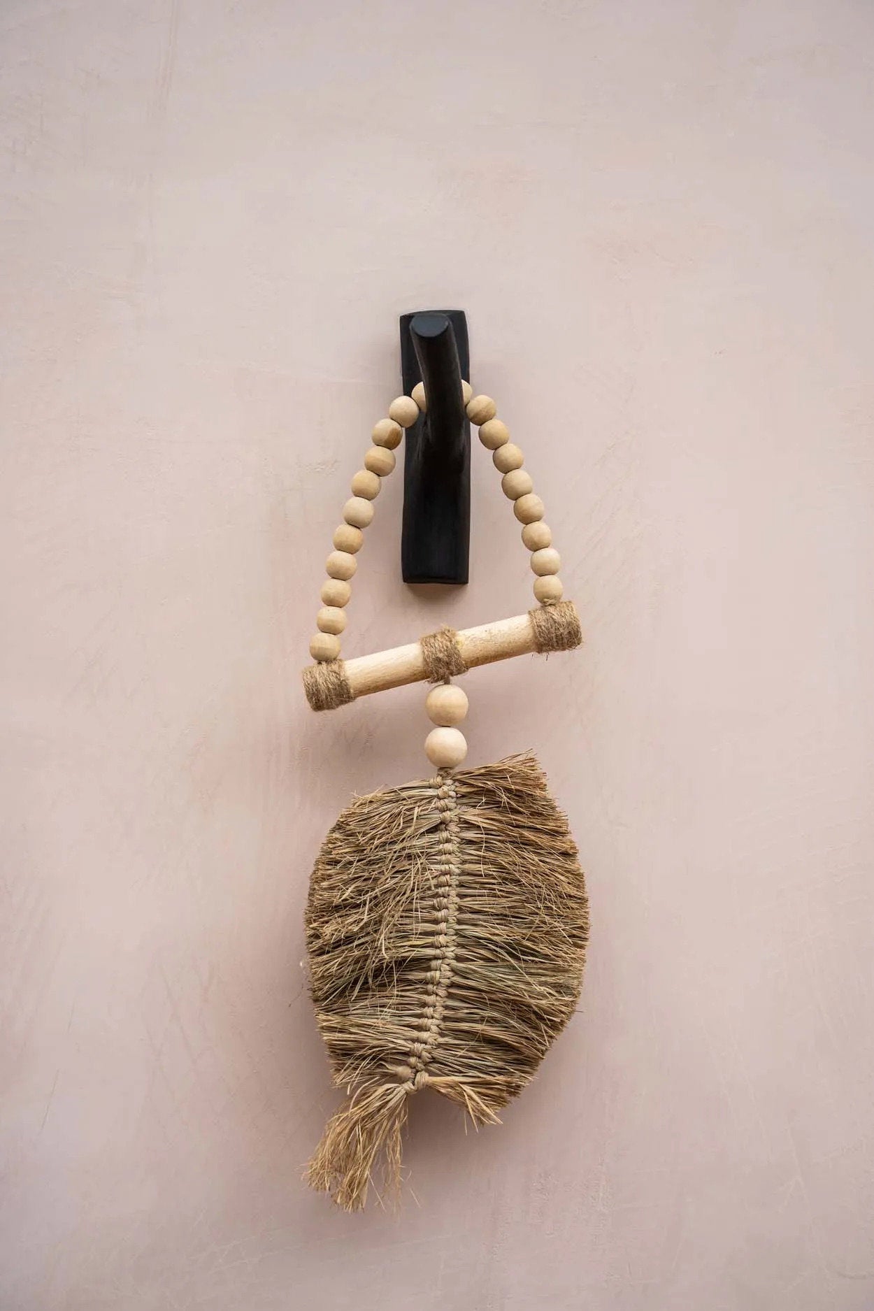 Das Raffia-Dreieck als hängende Dekoration