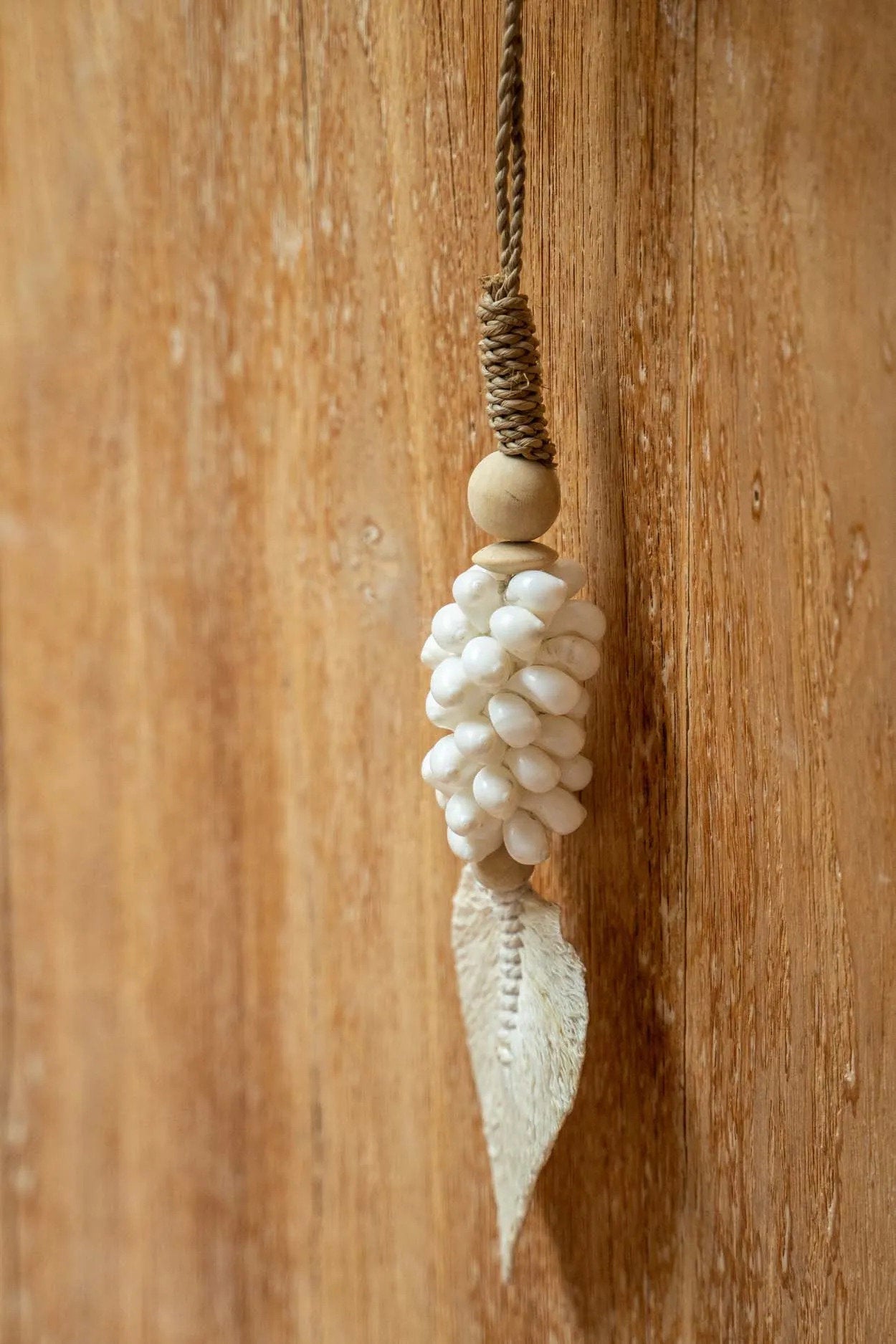 Hängende Dekoration mit Blättern und Muscheln - Weiß