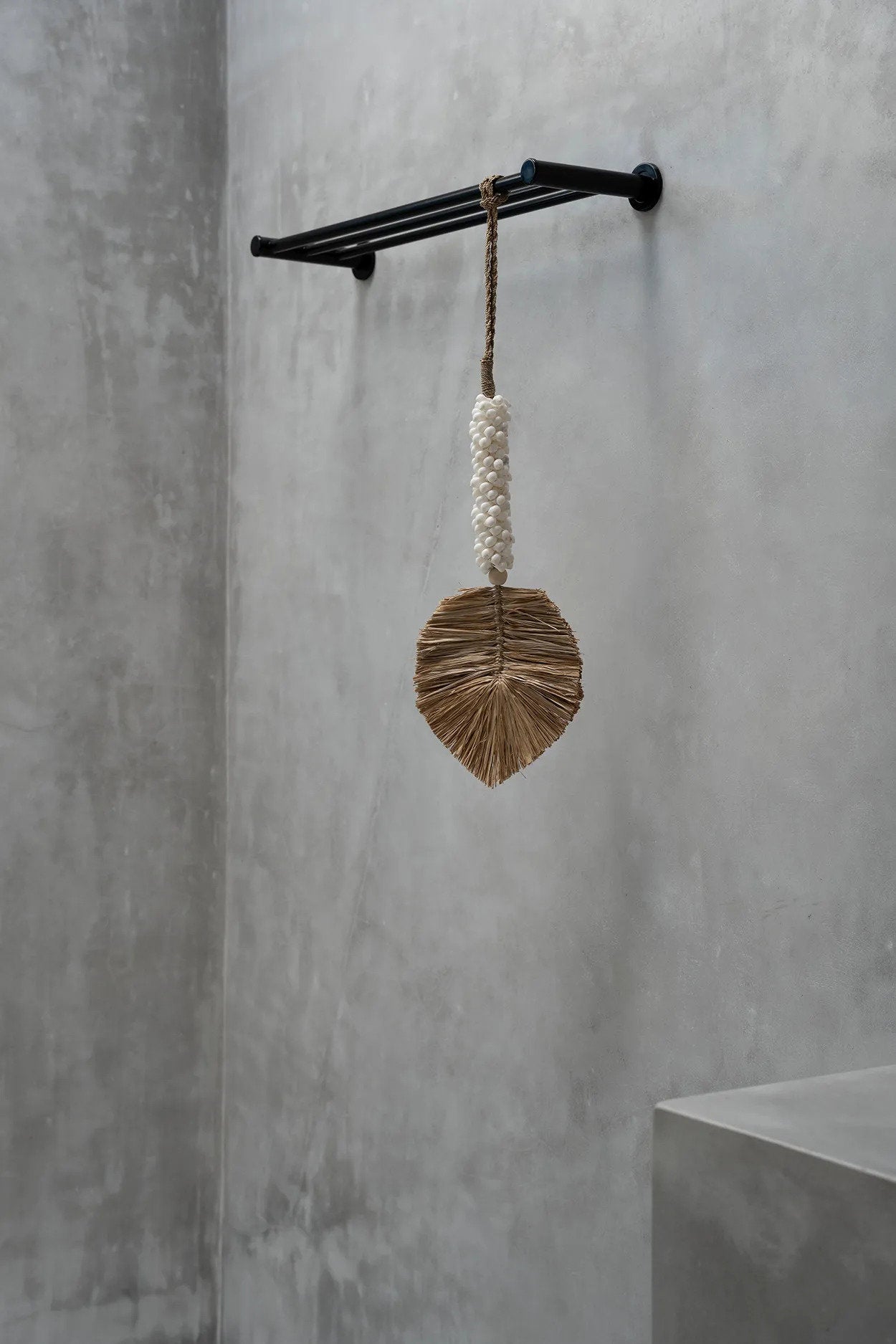 Hängende Dekoration aus Raffia und Muscheln - Weiß Natur