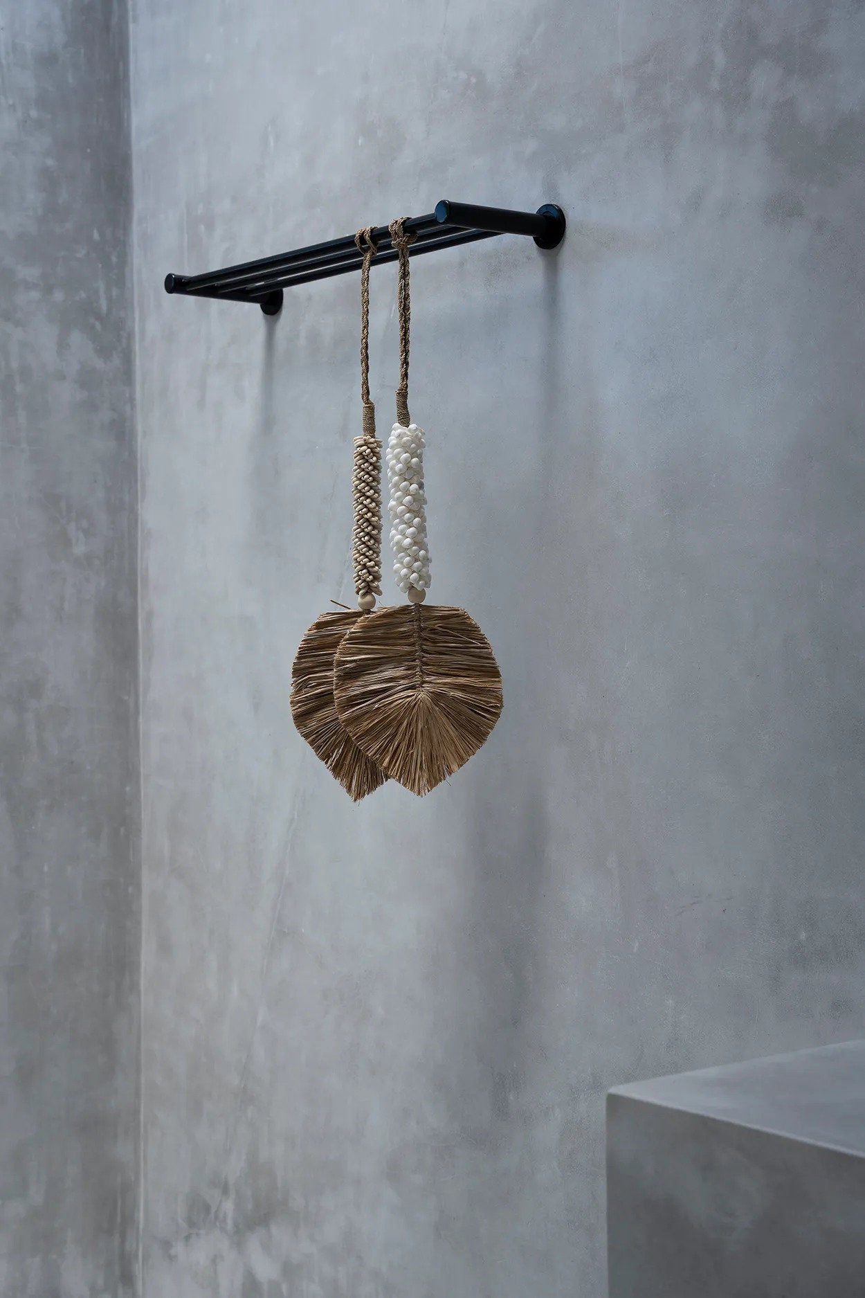 Hängende Dekoration aus Raffia und Muscheln - Weiß Natur