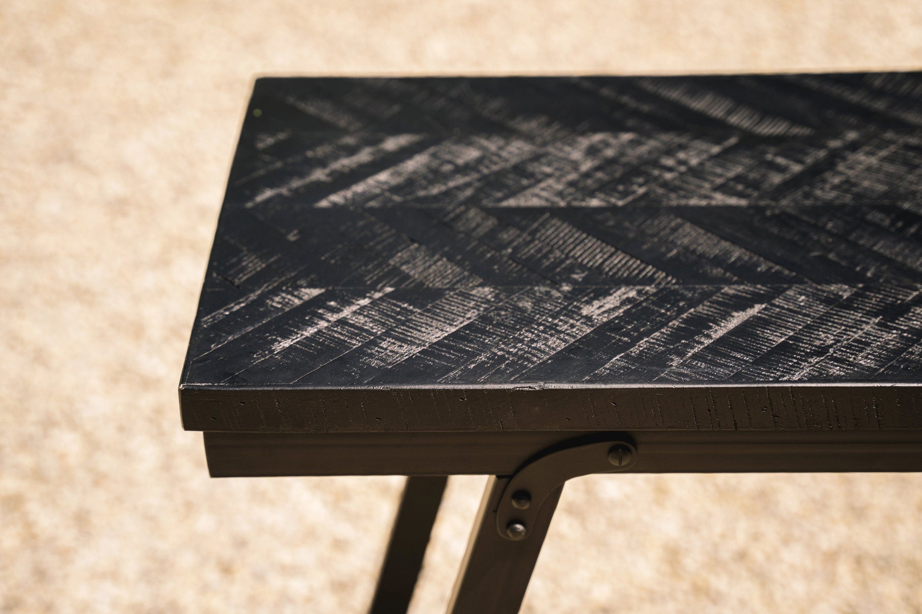Der Herringbone Stehtisch - Schwarz - 140cm