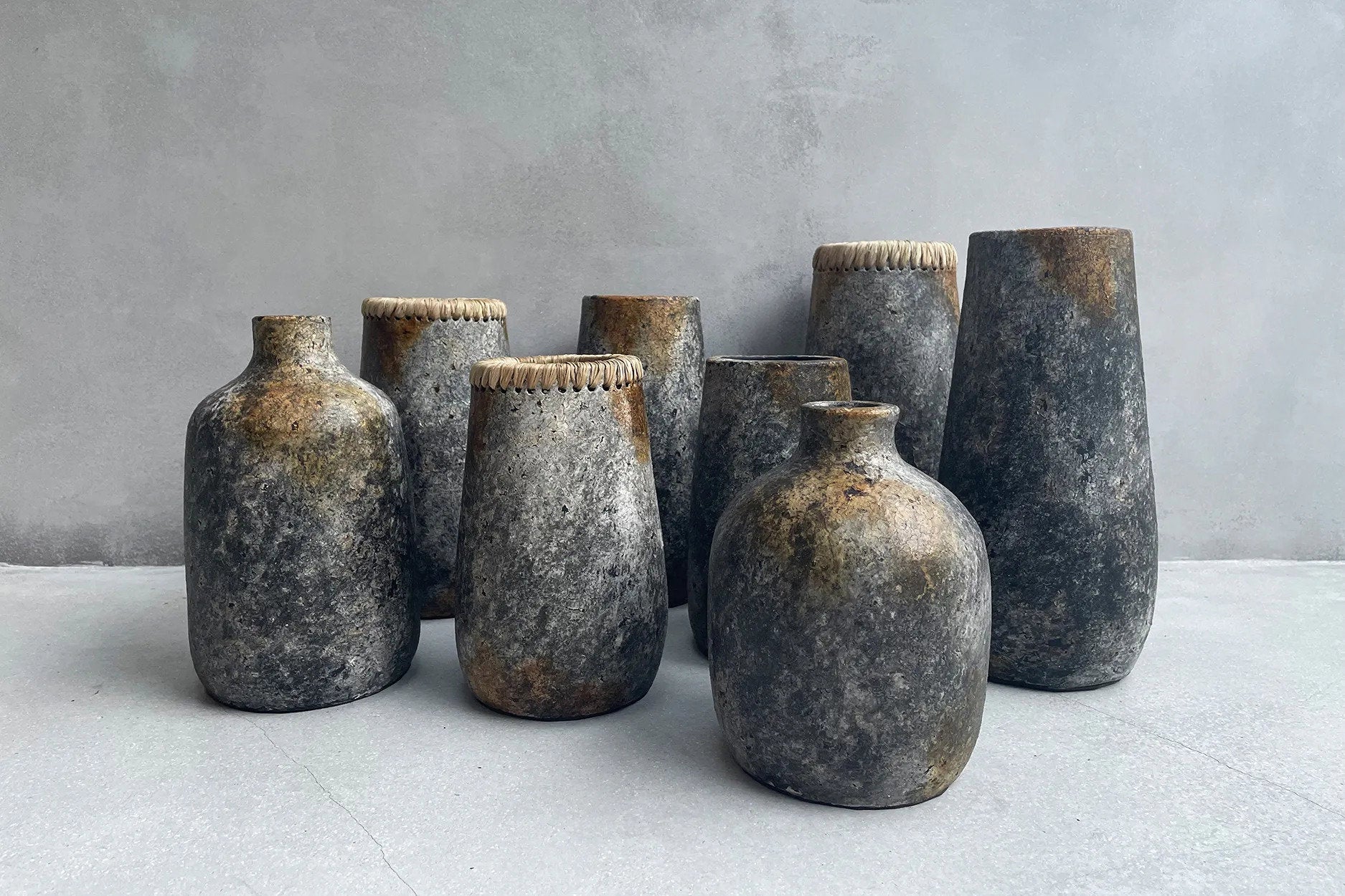Die heimtückische Vase - Antik Grau - S