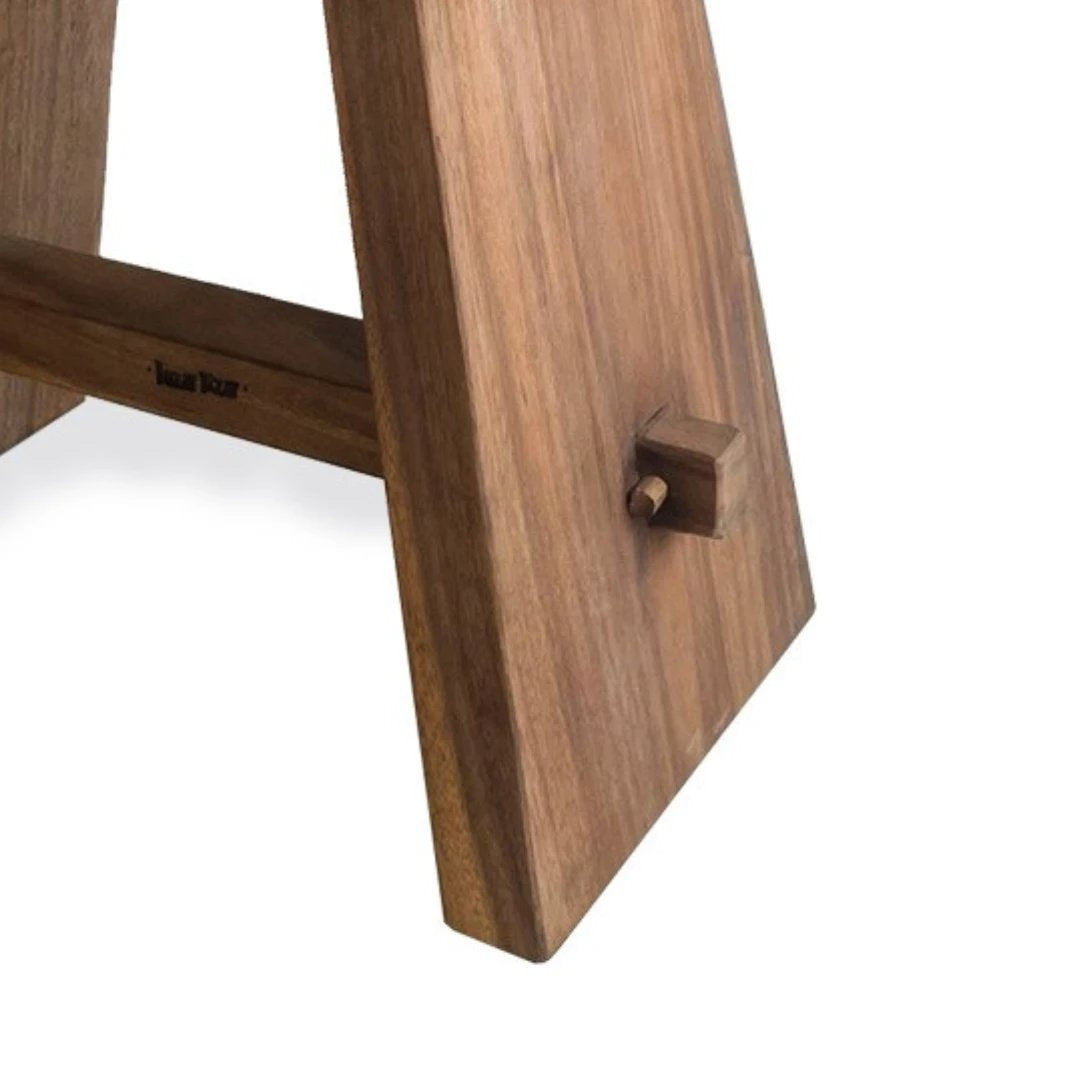 Der Suar Hocker mit Leder - Natural Black