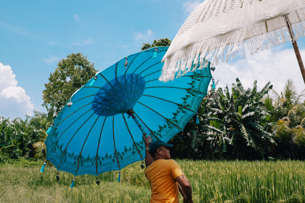 Bali Sonnenschirm - blau halb silber - 250cm