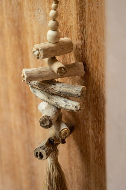 Die hängende Dekoration aus Raffia-Treibholz