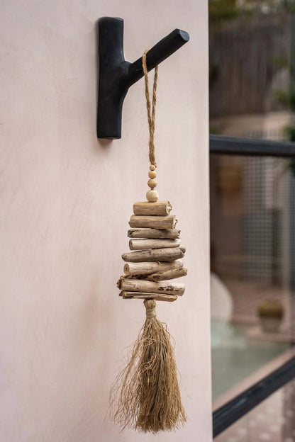 Die hängende Dekoration aus Raffia-Treibholz