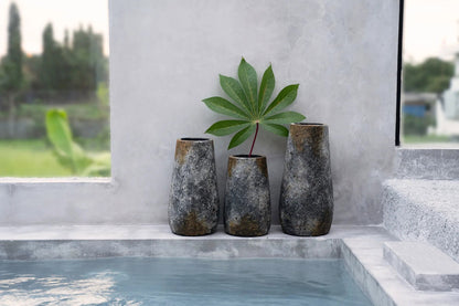 Die gespenstische Vase - Antik Grau - L