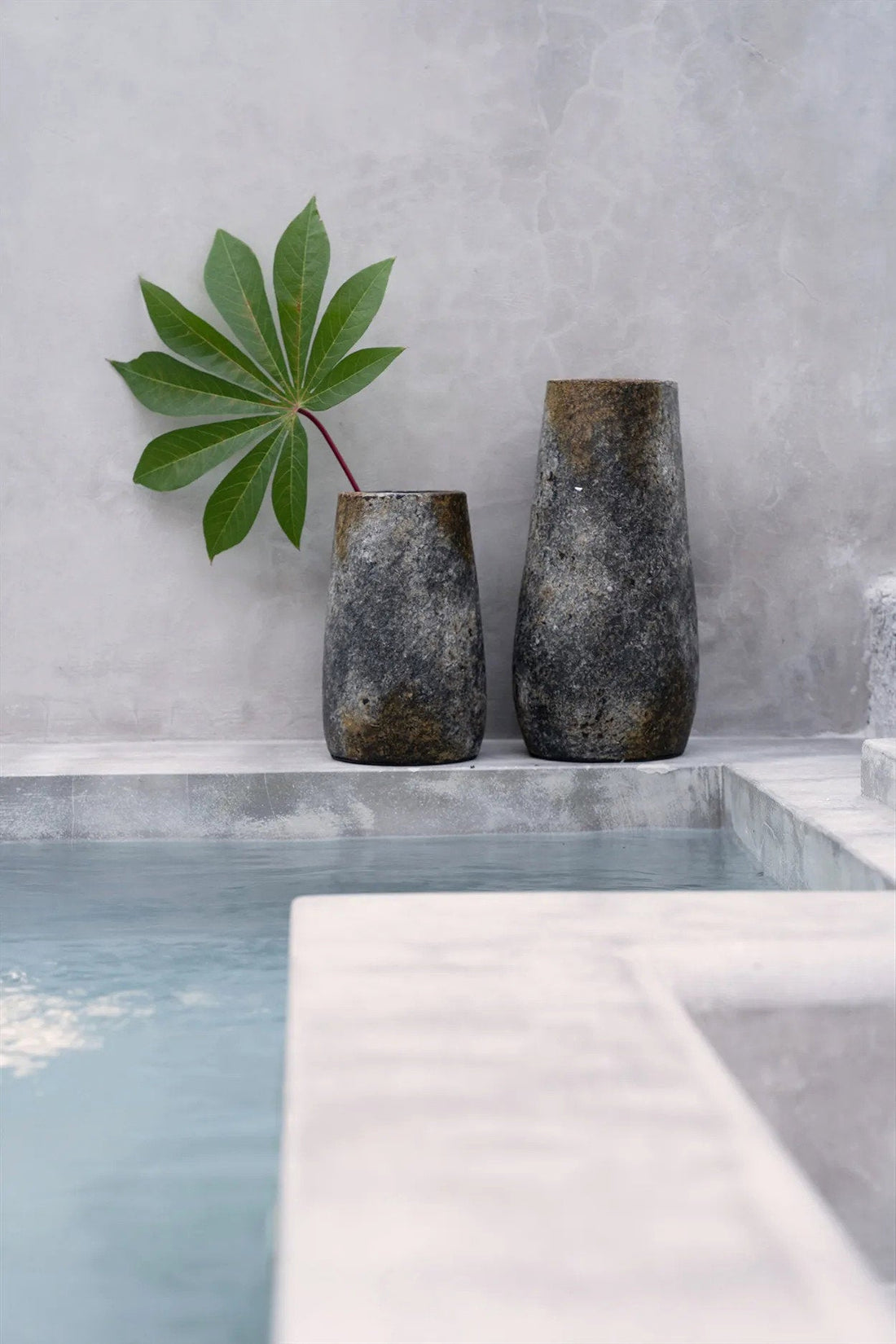 Die gespenstische Vase - Antik Grau - S