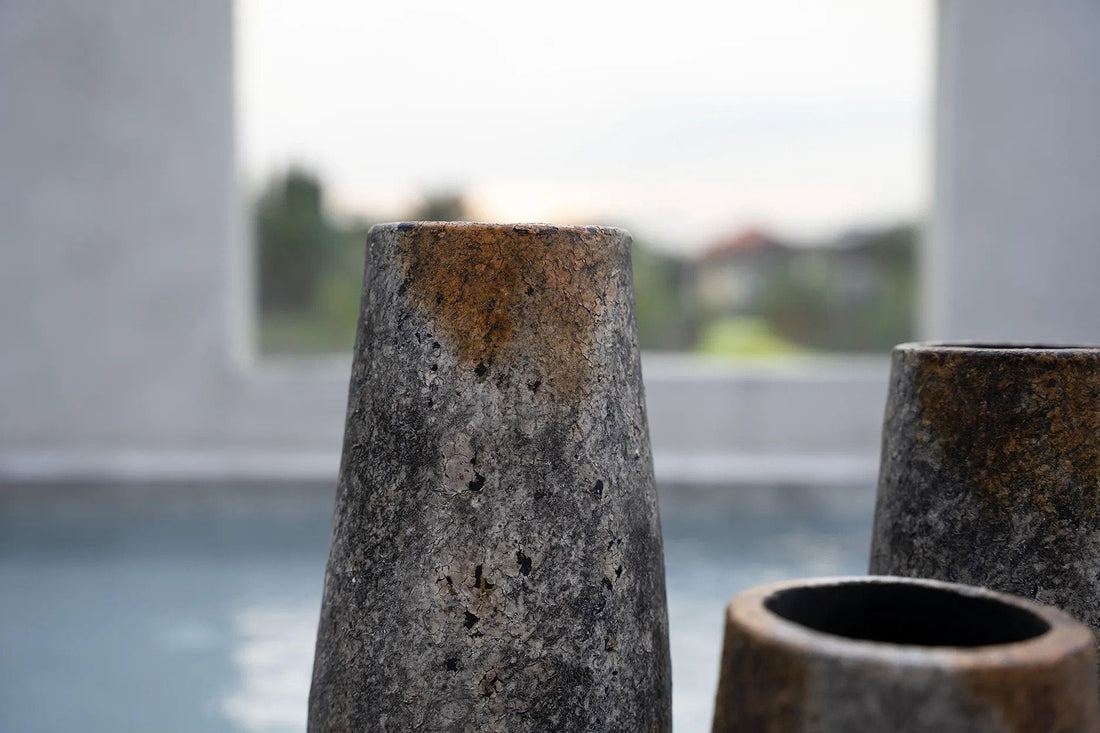 Die gespenstische Vase - Antik Grau - S
